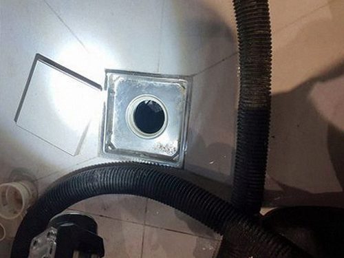 논현동 하수구막힘 배수구 거름망을 점검하는 손